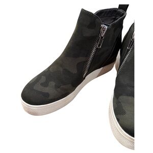 Steve Madden Woman Wedge Sneaker Bootie Camouflage, size 7.5, Zippers - worn 2x
